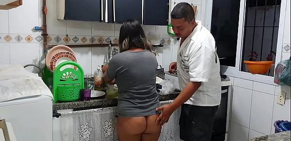  Morando com o inimigo !!! Fodi gostoso a melhor amiga da minha esposa na cozinha e a corna nem percebeu.  Paty Bumbum